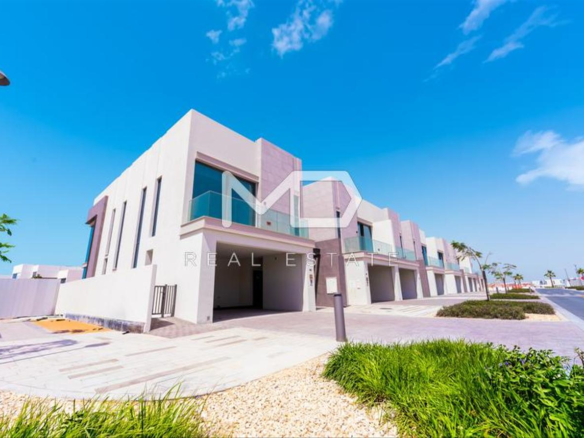Landscaped Corner Unit| Water View| Luxury Living - Marfaa Al Jubail, Jubail Island - MD-S-124929